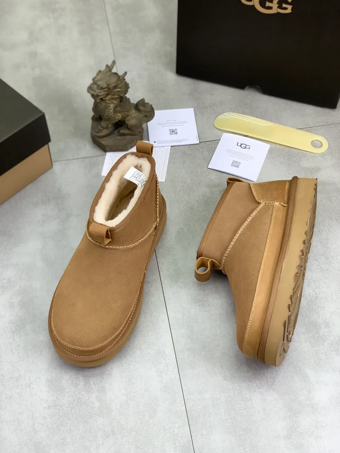 Men's men's shoes 💰P500 New top version UGG 2025 autumn and winter high-top new casual shoes new series Ansley Mules Fashionable and comfortable shallow flat slip-on casual loafers ✨ Classic suede cowhide with 10mm wool lining Insole suede collar Soft and comfortable ❤️ Decorated with UGG classic heat embossed brand logo on the back side Full texture Lightweight rubber sole Anti-slip, wear-resistant and comfortable Color: Black Brown Size: 39-45